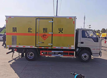 平陆爆破器材运输车技术升级与安全合规新趋势